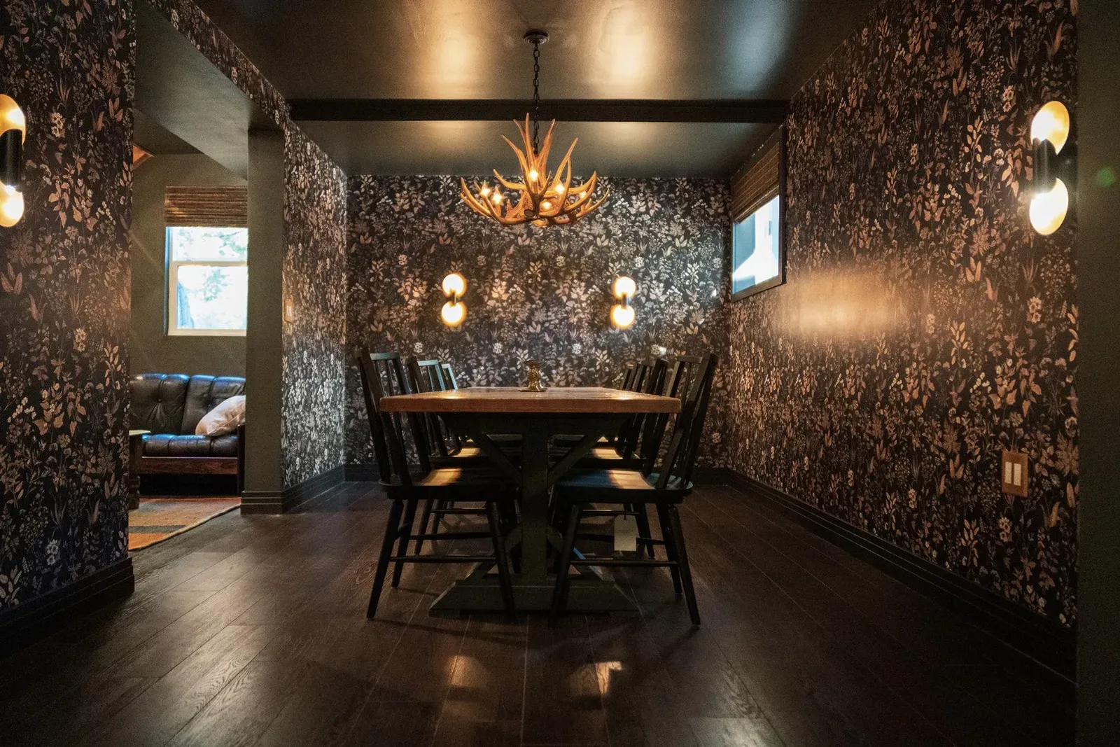 The dining room in Ursus seats 6.