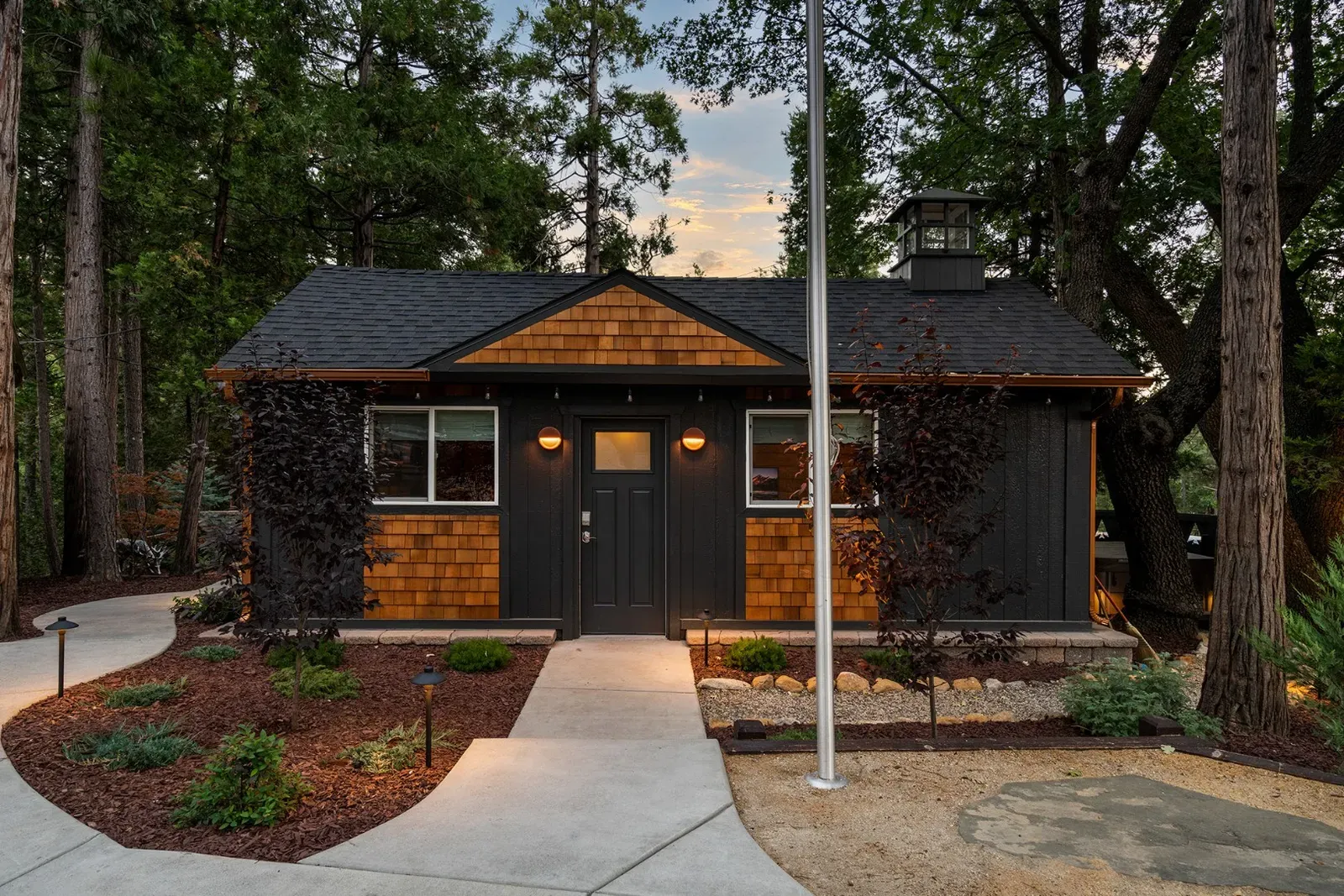 Coulter Pine is a 1 bedroom (King) / 1 bath cabin.