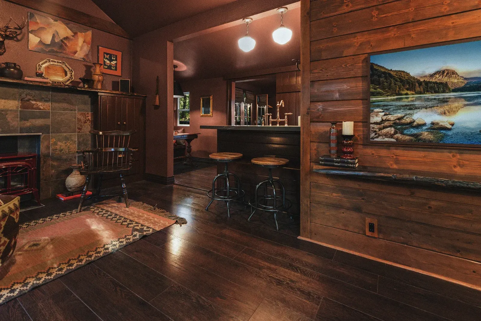 Coulter Pine has coulter seating for two, plus a breakfast nook with a table.