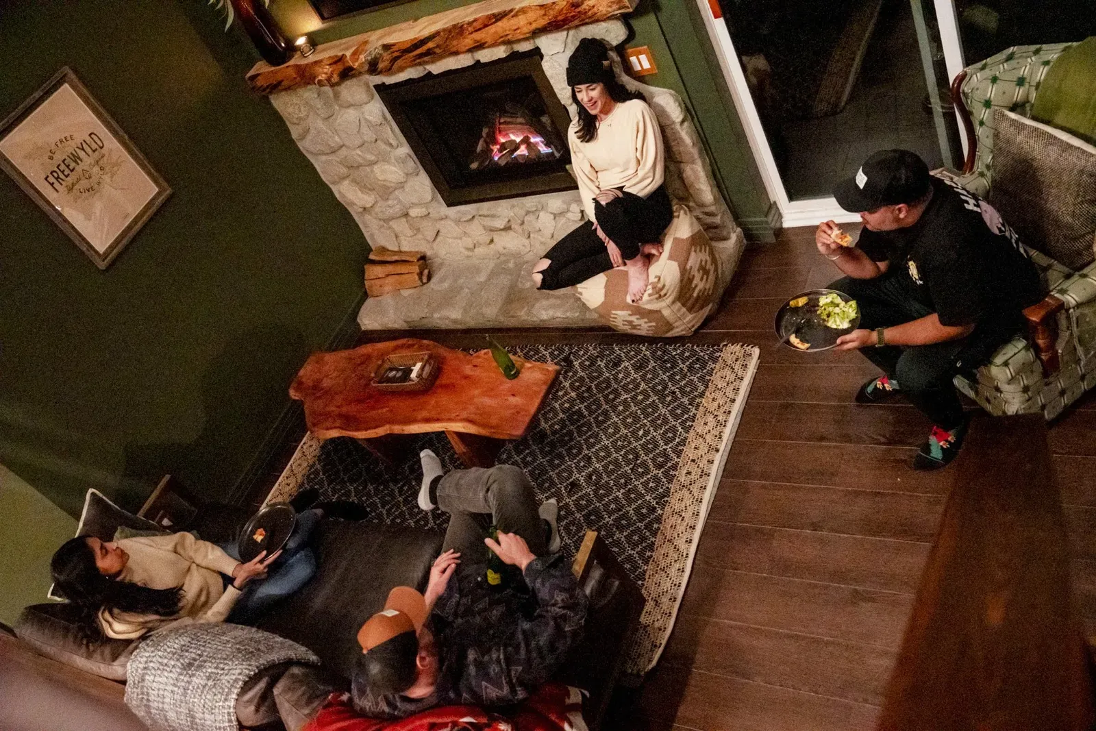 Enjoy lively conversations in the open living room in front of the fireplace.