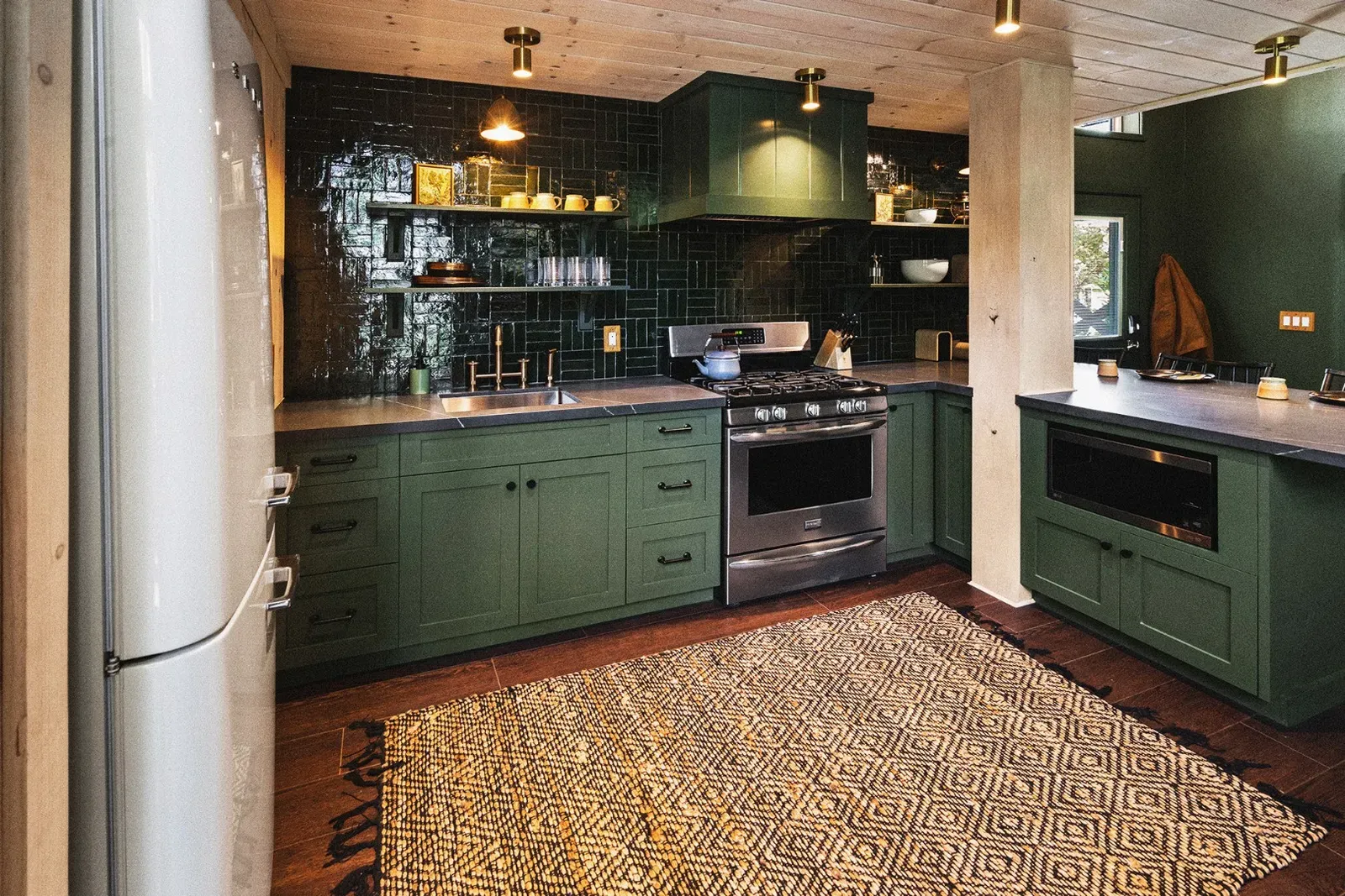 The full kitchen includes everything you need to cook meals yourself (if you choose) or to store leftovers from the many delicious restaurants nearby.