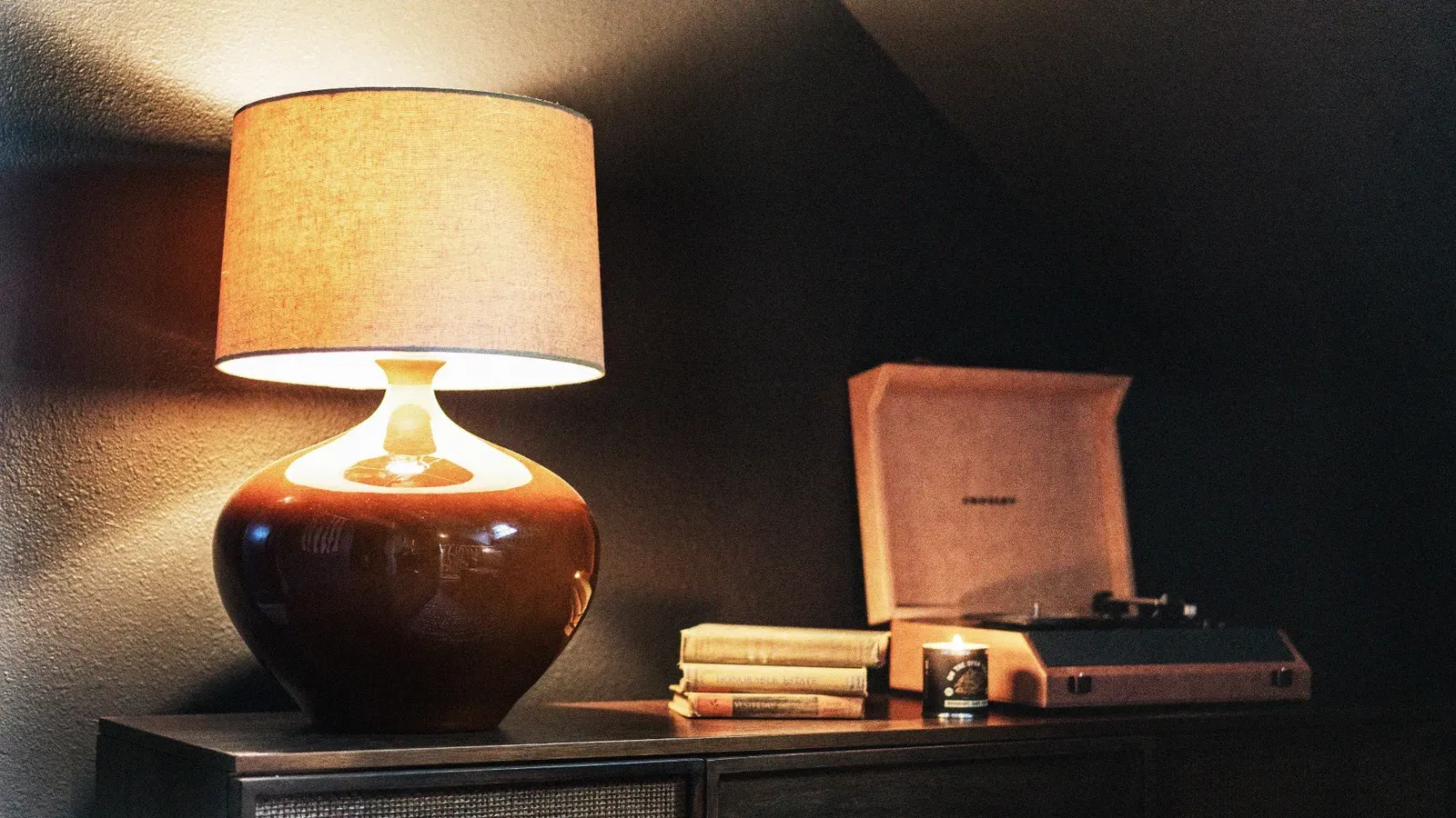 Light streams in the windows during the day, and the deep tones in the decor  invite you to immerse yourself in the moment of your mountain trip.